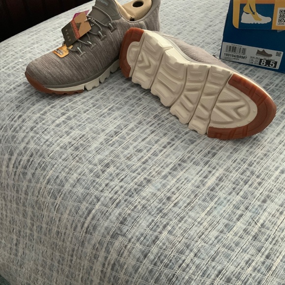 NWT Skechers Hands Free Slip-Ons - Picture 2 of 2